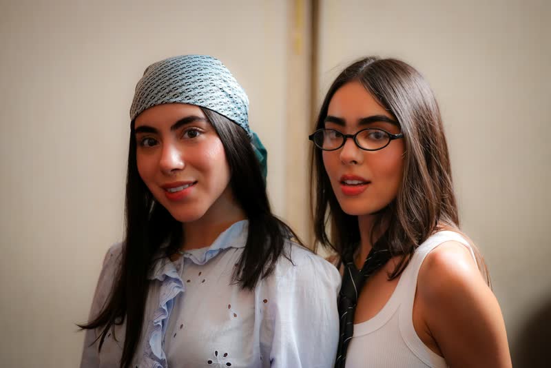 Dos creadoras posando juntas durante la activación de tfit por Kosmetics