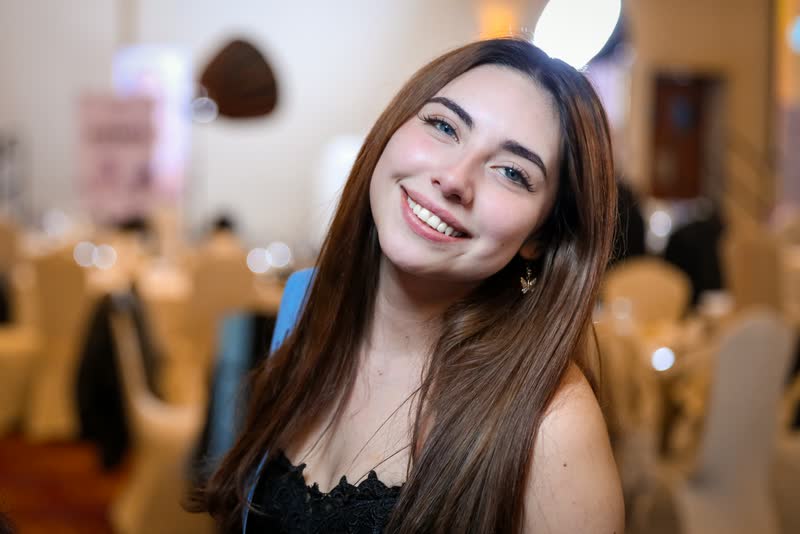 Invitada sonriendo en su mesa durante la activación