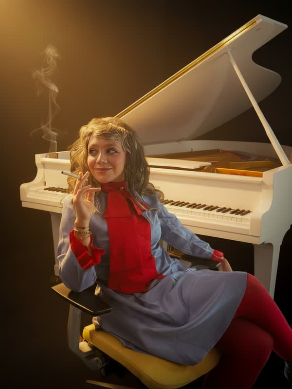 Mujer con vestido retro y cigarro sentada junto a un piano blanco