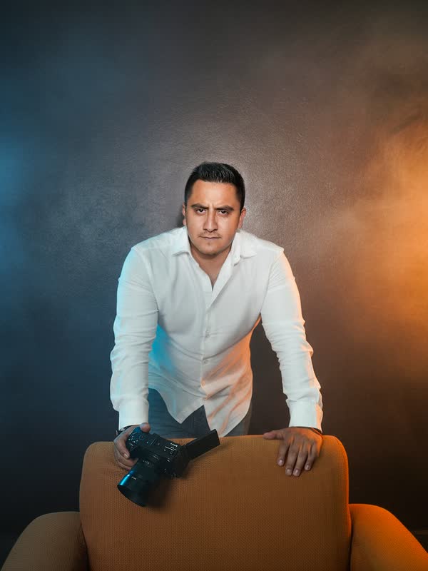 Retrato corporativo de un hombre con camisa blanca en estudio