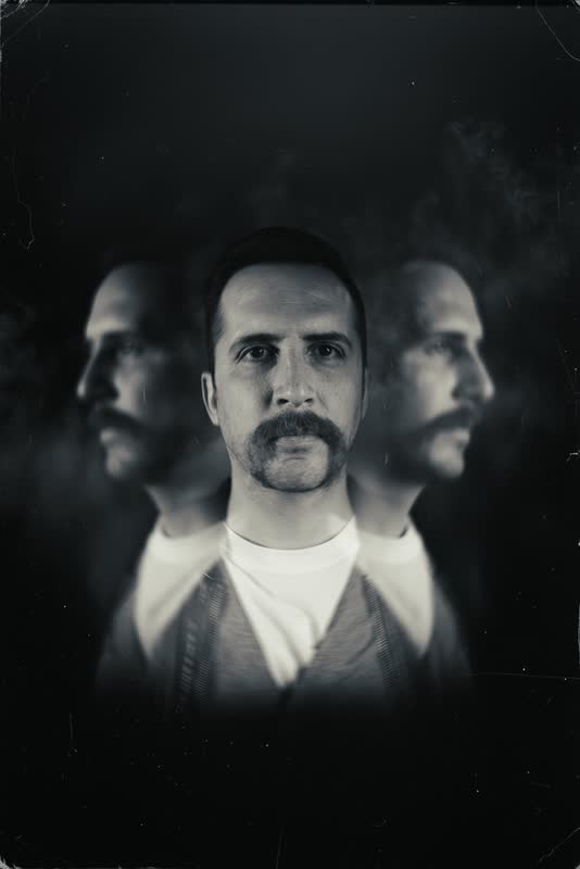 Retrato en triple exposición de un músico con bigote
