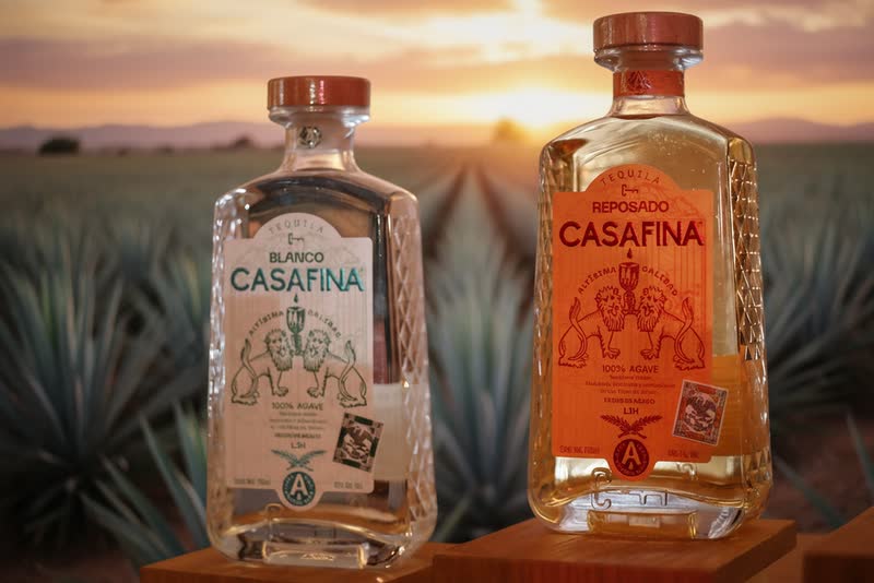 Dos botellas de tequila Casafina sobre un agave con el atardecer de fondo