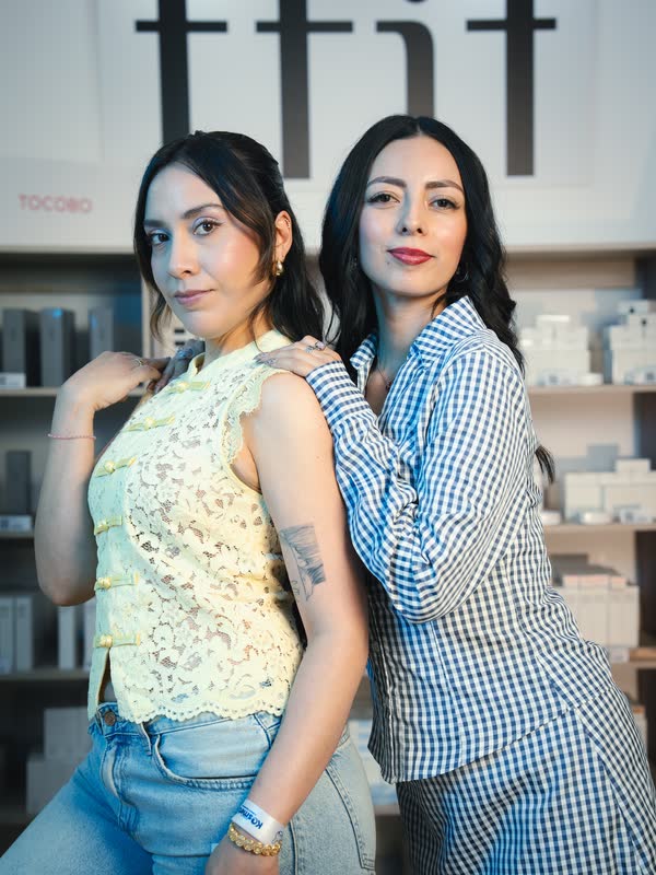 Grupo de colaboradoras posando con energía en la tienda