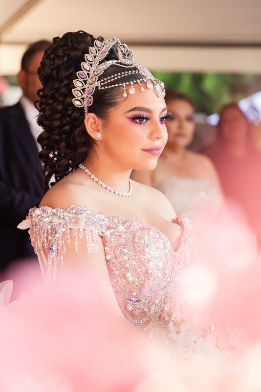Retrato cercano de una quinceañera con tiara y vestido bordado